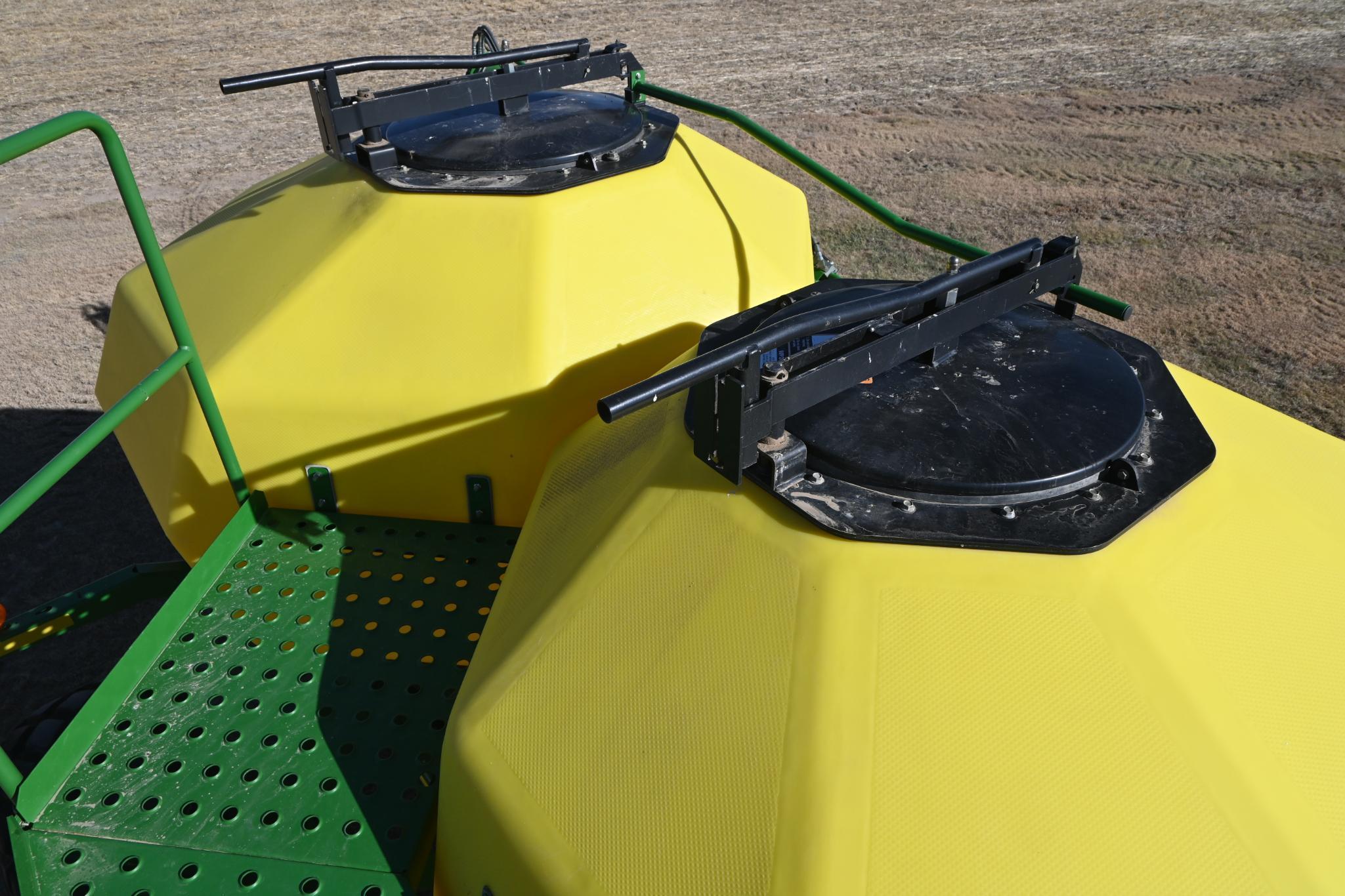 2009 John Deere 1910 air commodity cart