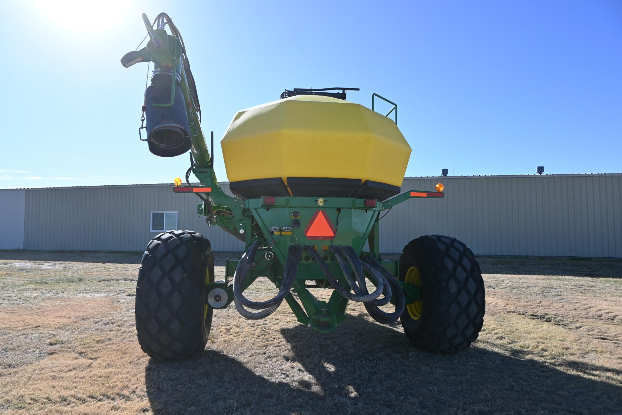 2009 John Deere 1910 air commodity cart