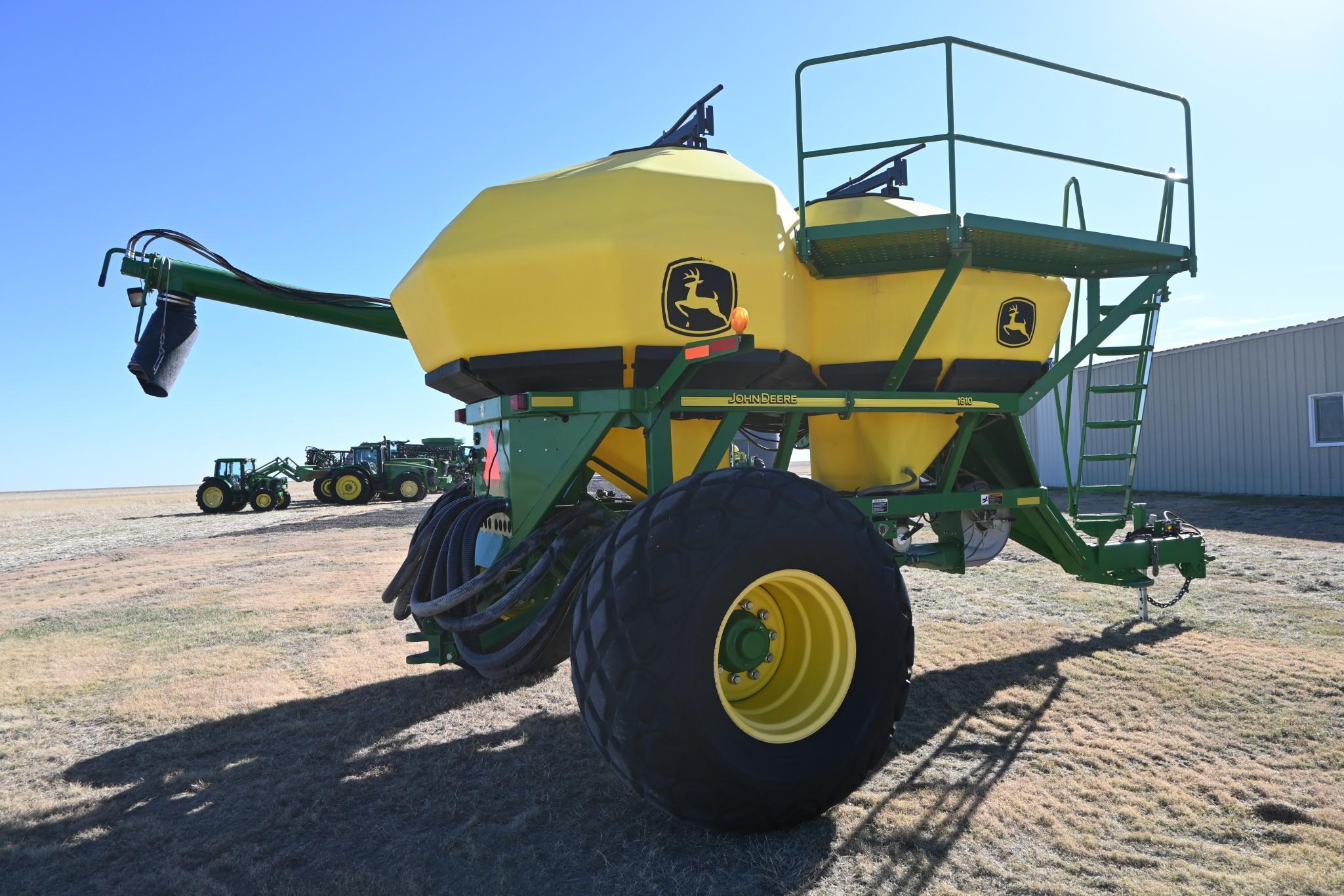 2009 John Deere 1910 air commodity cart