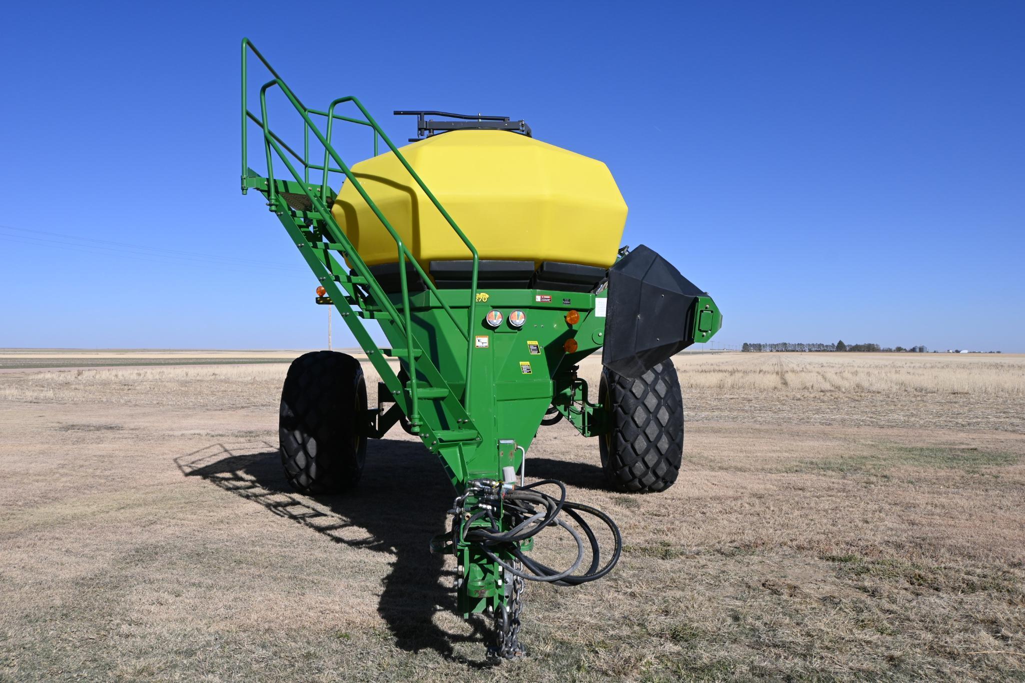 2009 John Deere 1910 air commodity cart