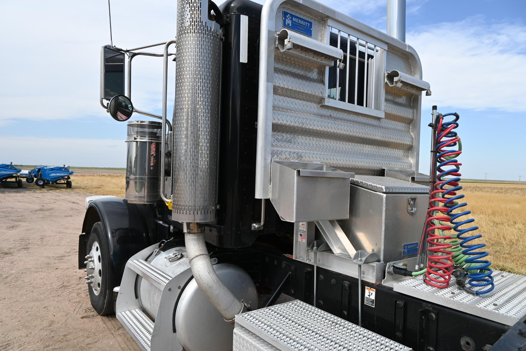 2009 Peterbilt 388 day cab semi