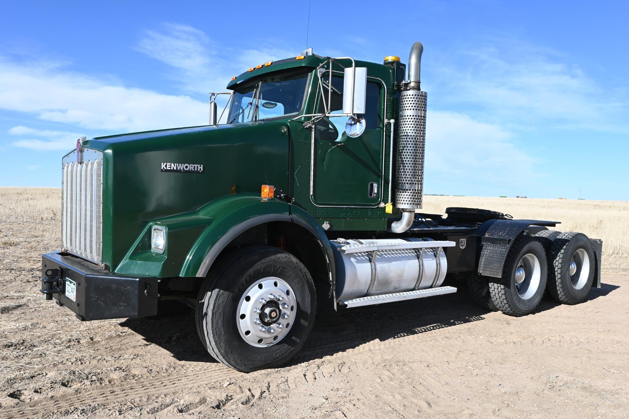 2007 Kenworth T800 day cab semi