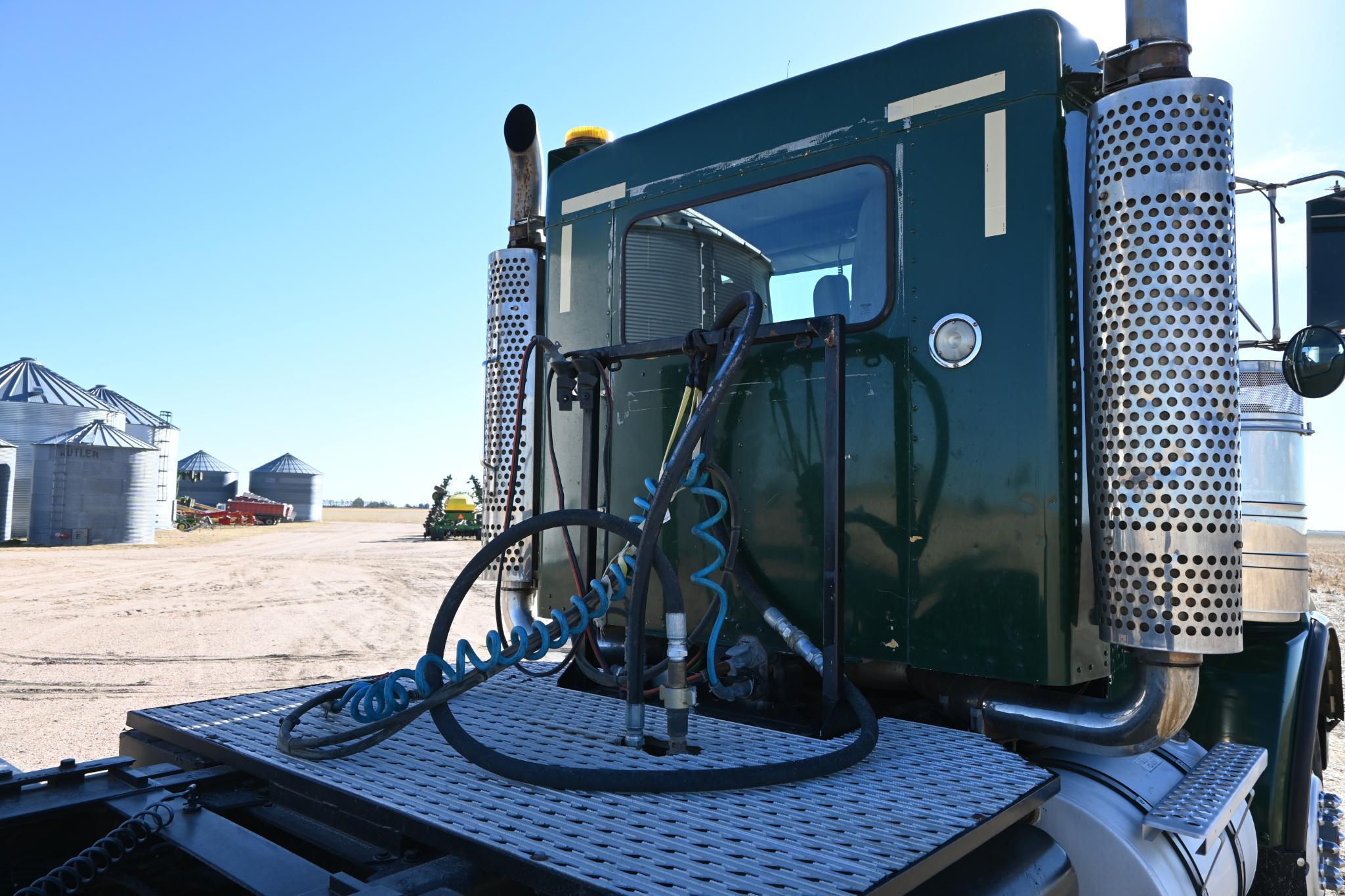 2007 Kenworth T800 day cab semi