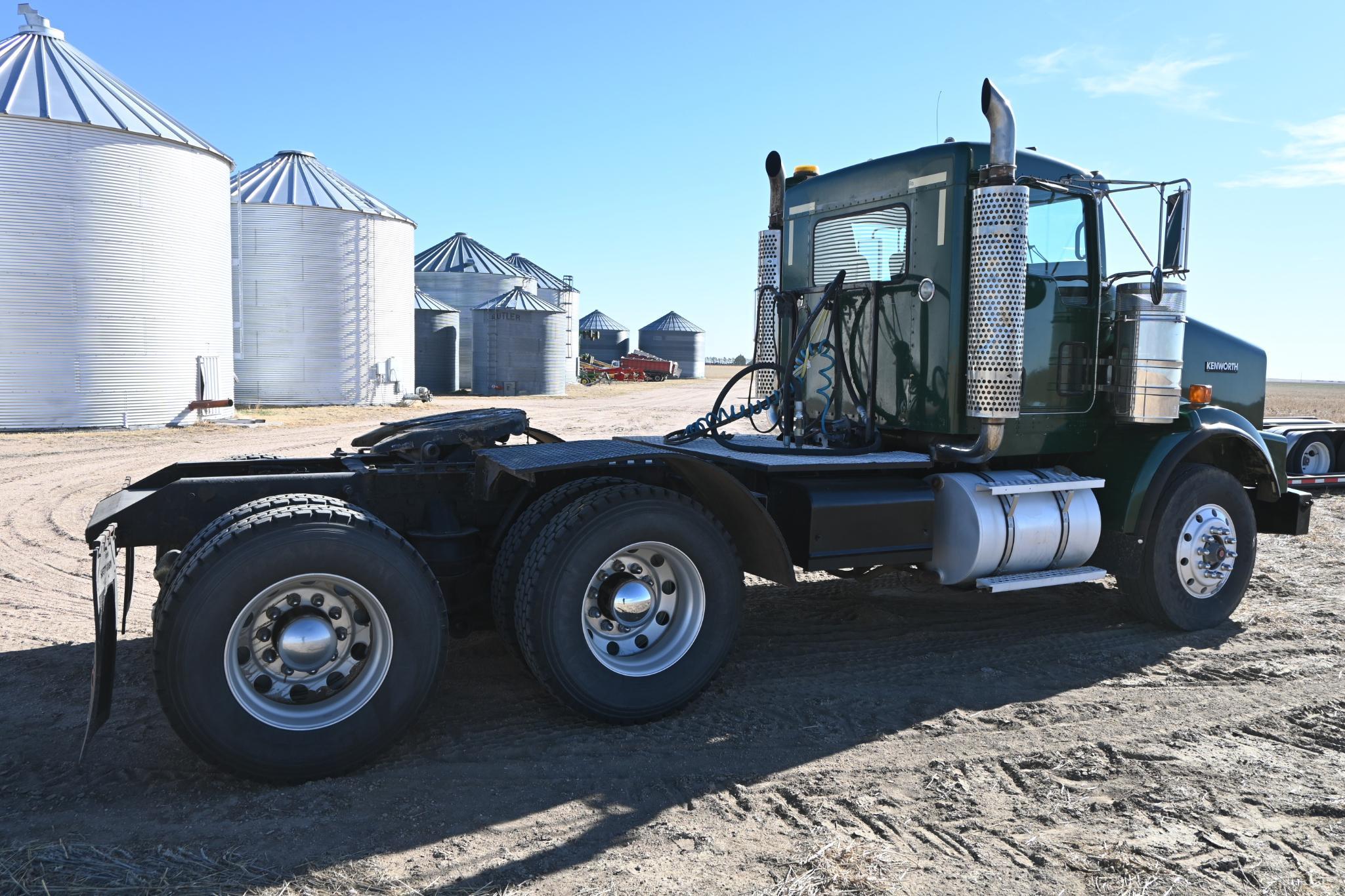 2007 Kenworth T800 day cab semi