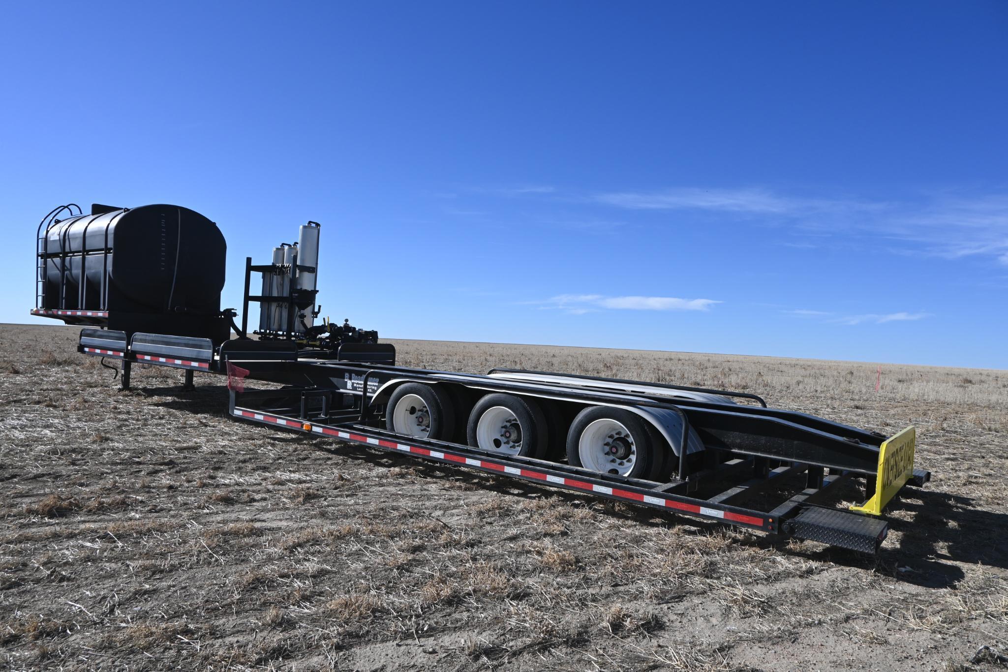 2015 RoadRunner 4000 43' triple axle sprayer trailer