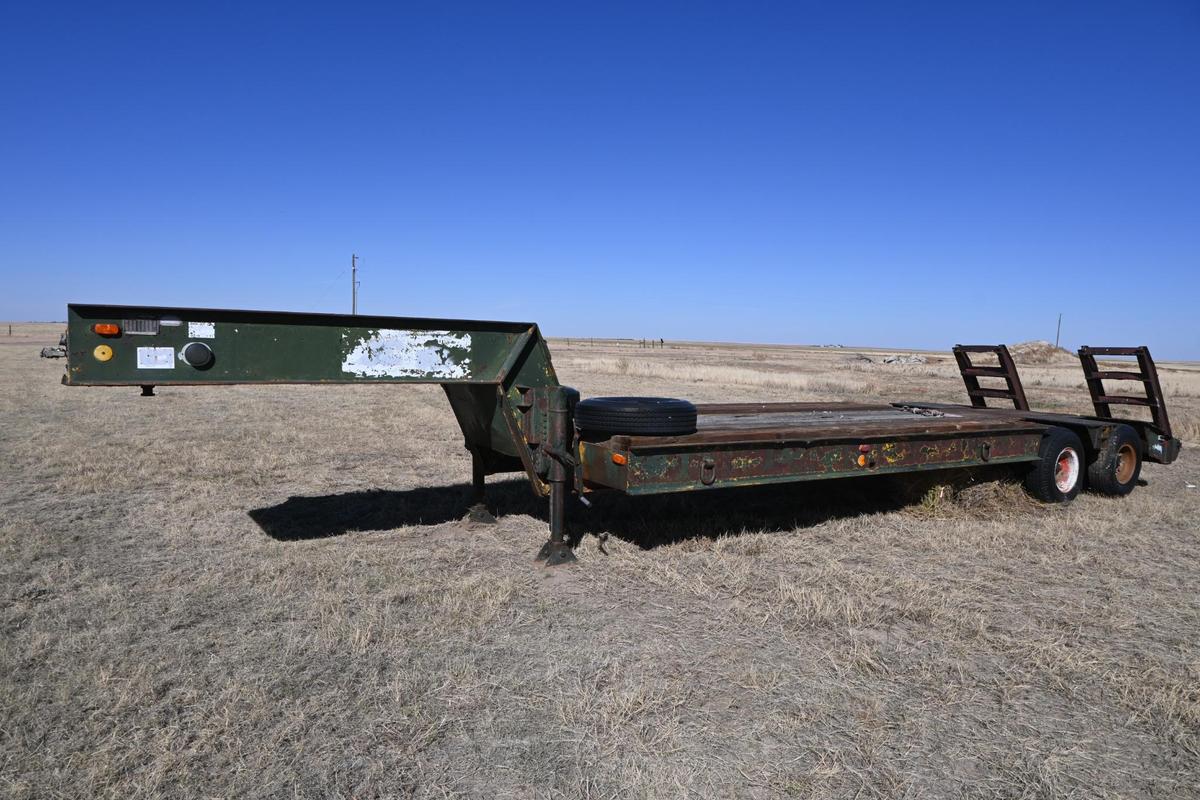 Fruehauf 25' tandem axle flatbed trailer