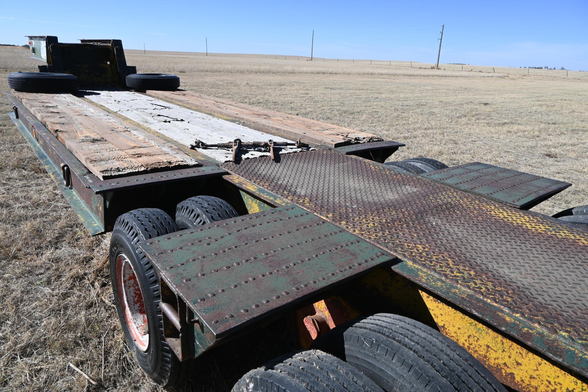 Fruehauf 25' tandem axle flatbed trailer