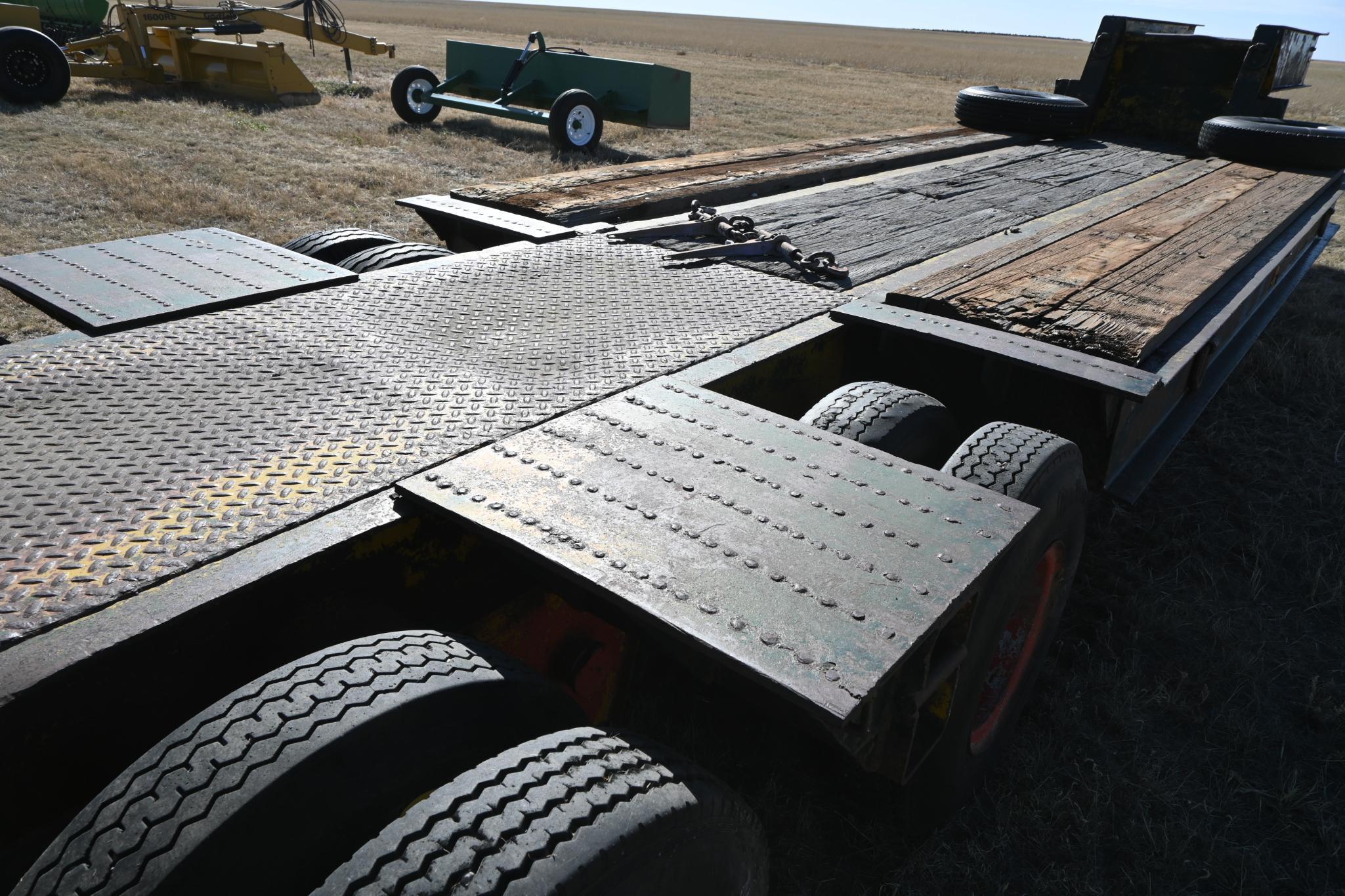 Fruehauf 25' tandem axle flatbed trailer