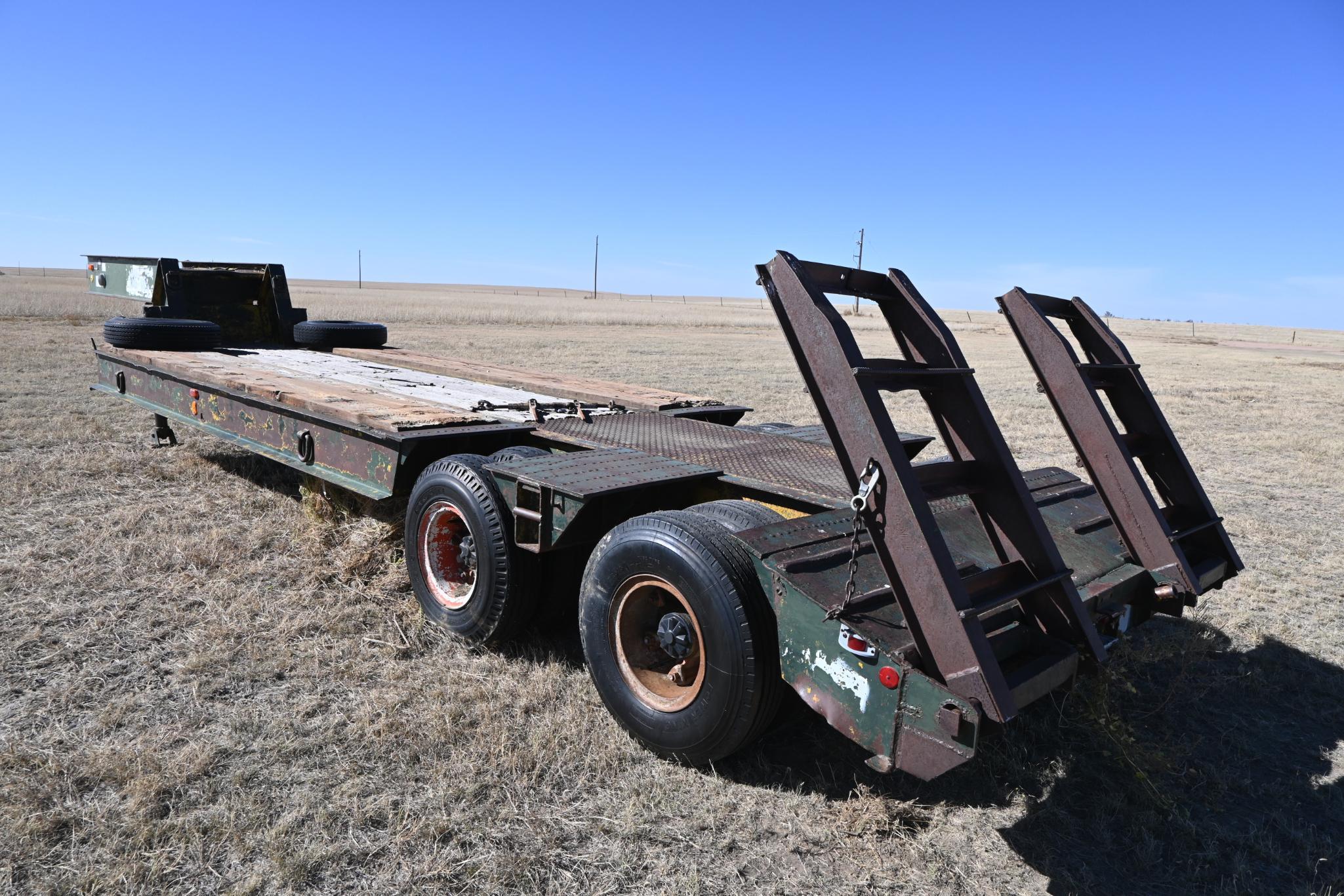 Fruehauf 25' tandem axle flatbed trailer