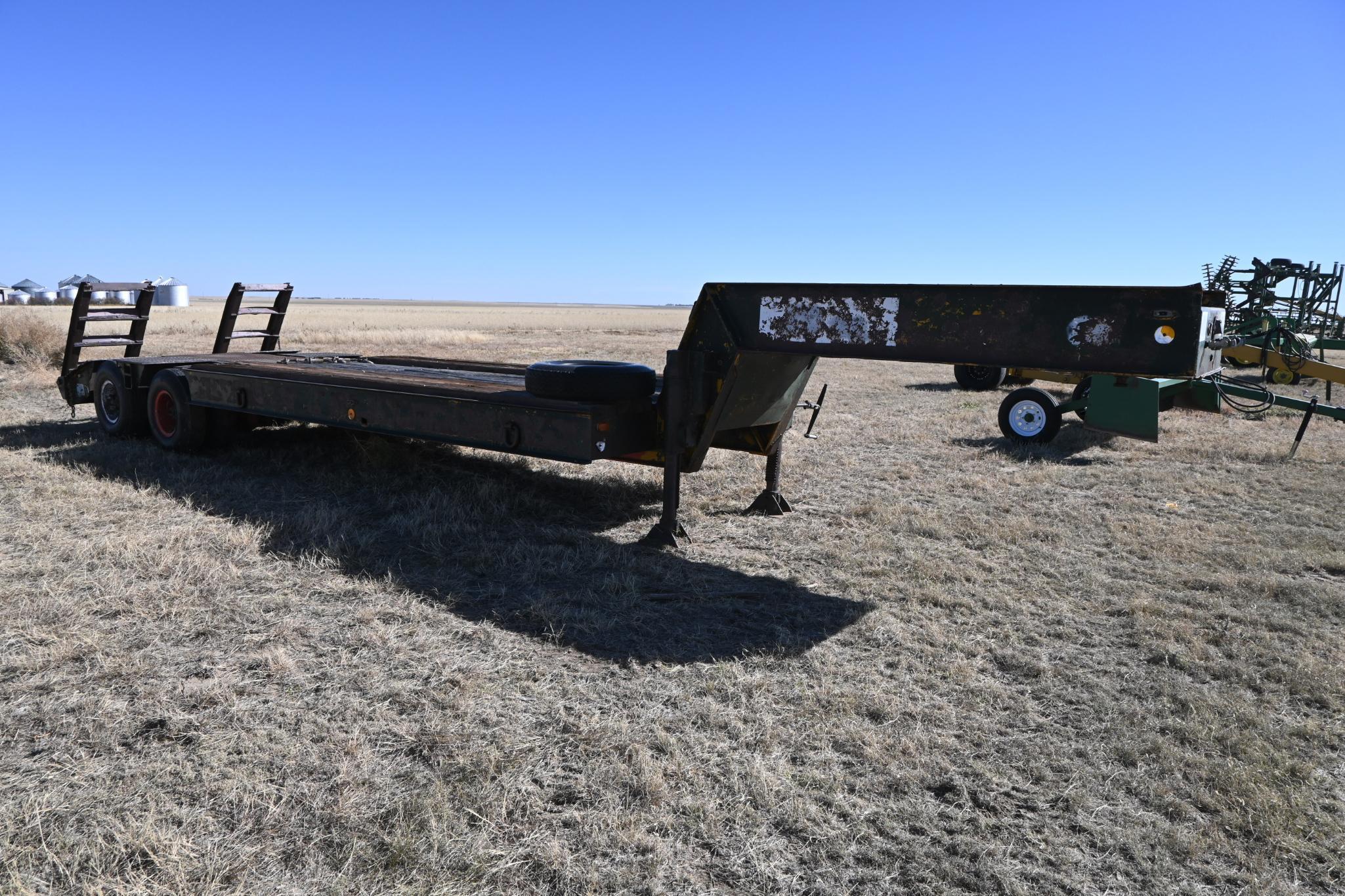 Fruehauf 25' tandem axle flatbed trailer