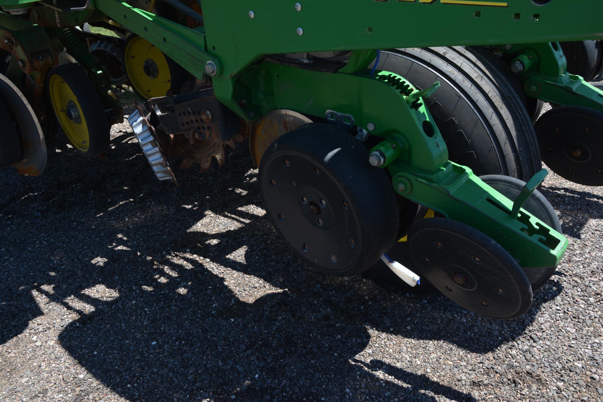 2012 John Deere 1770NT 12 row 30" planter