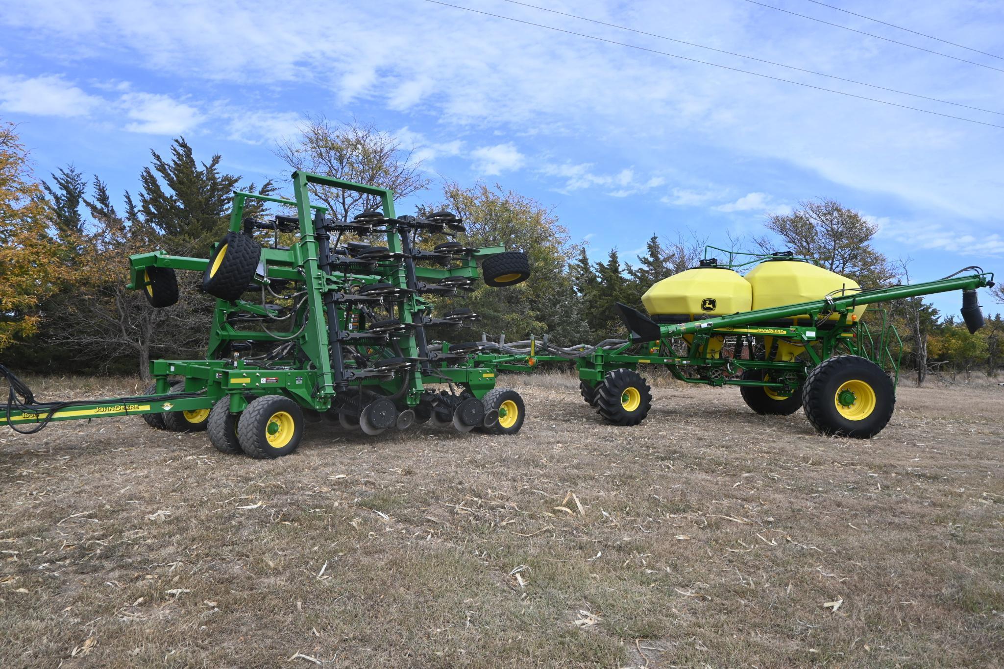 2011 John Deere 1890 30' air drill & 2011 John Deere 1910 pull behind cart