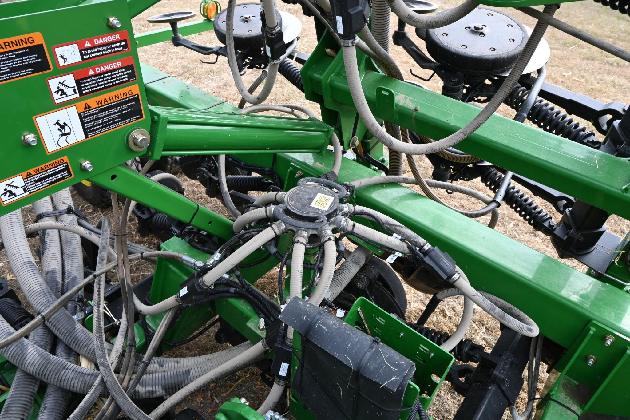 2011 John Deere 1890 30' air drill & 2011 John Deere 1910 pull behind cart