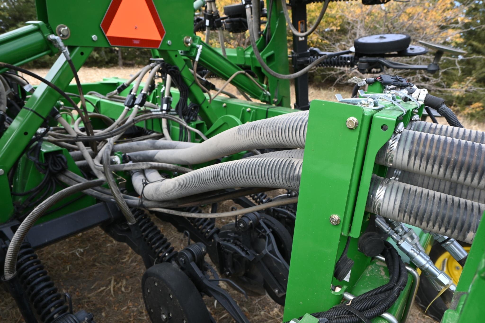 2011 John Deere 1890 30' air drill & 2011 John Deere 1910 pull behind cart