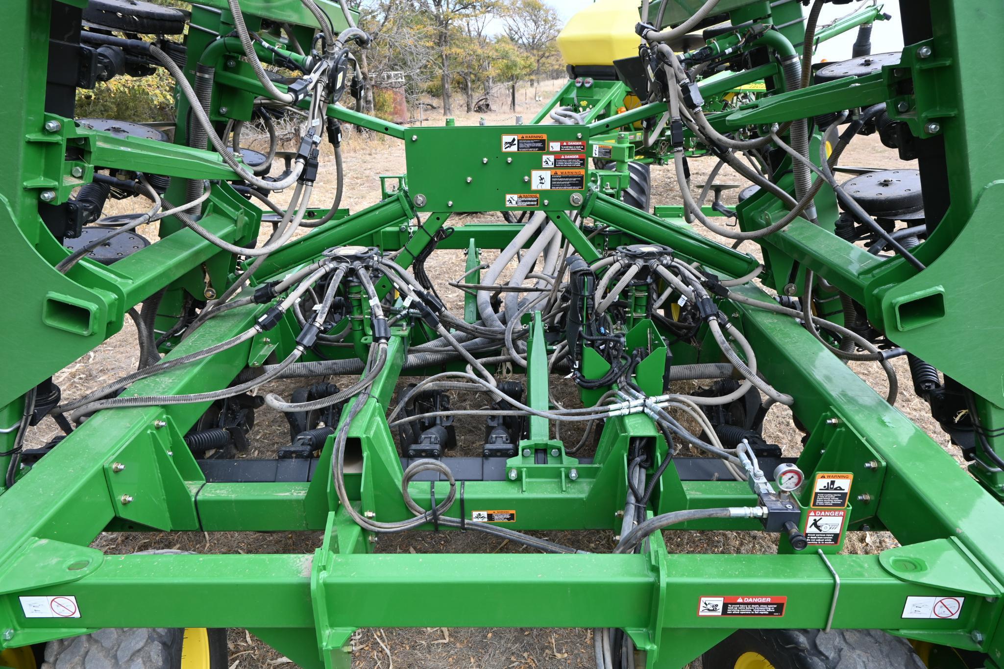 2011 John Deere 1890 30' air drill & 2011 John Deere 1910 pull behind cart