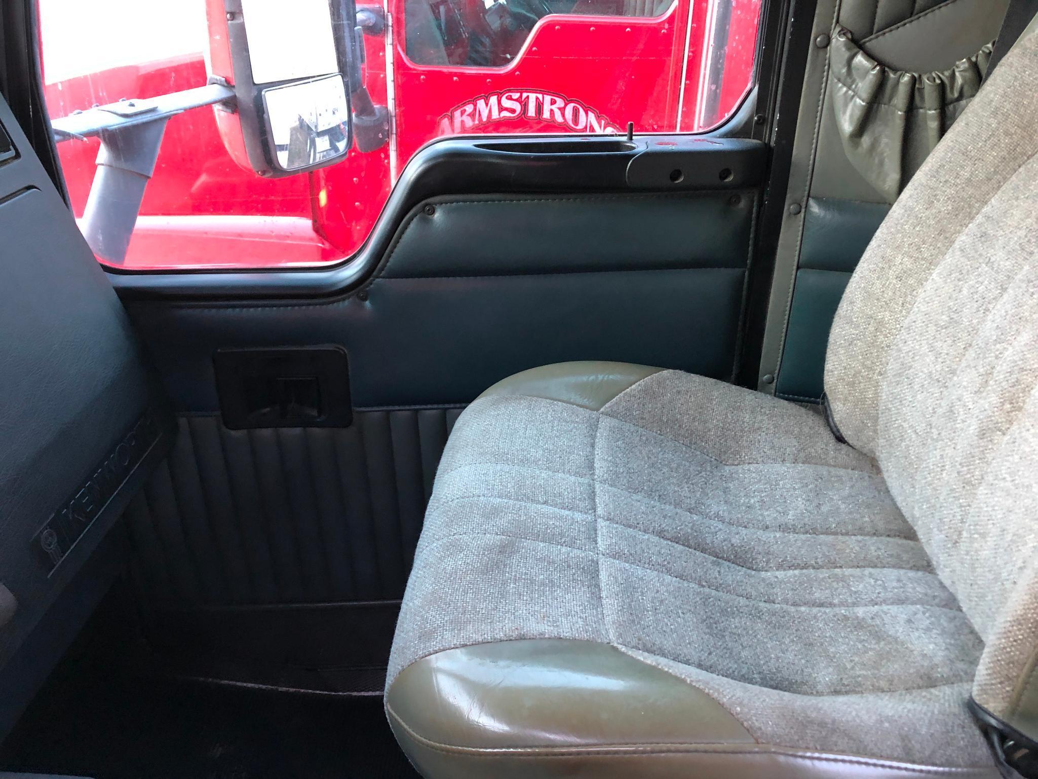 1996 Kenworth T600 daycab truck