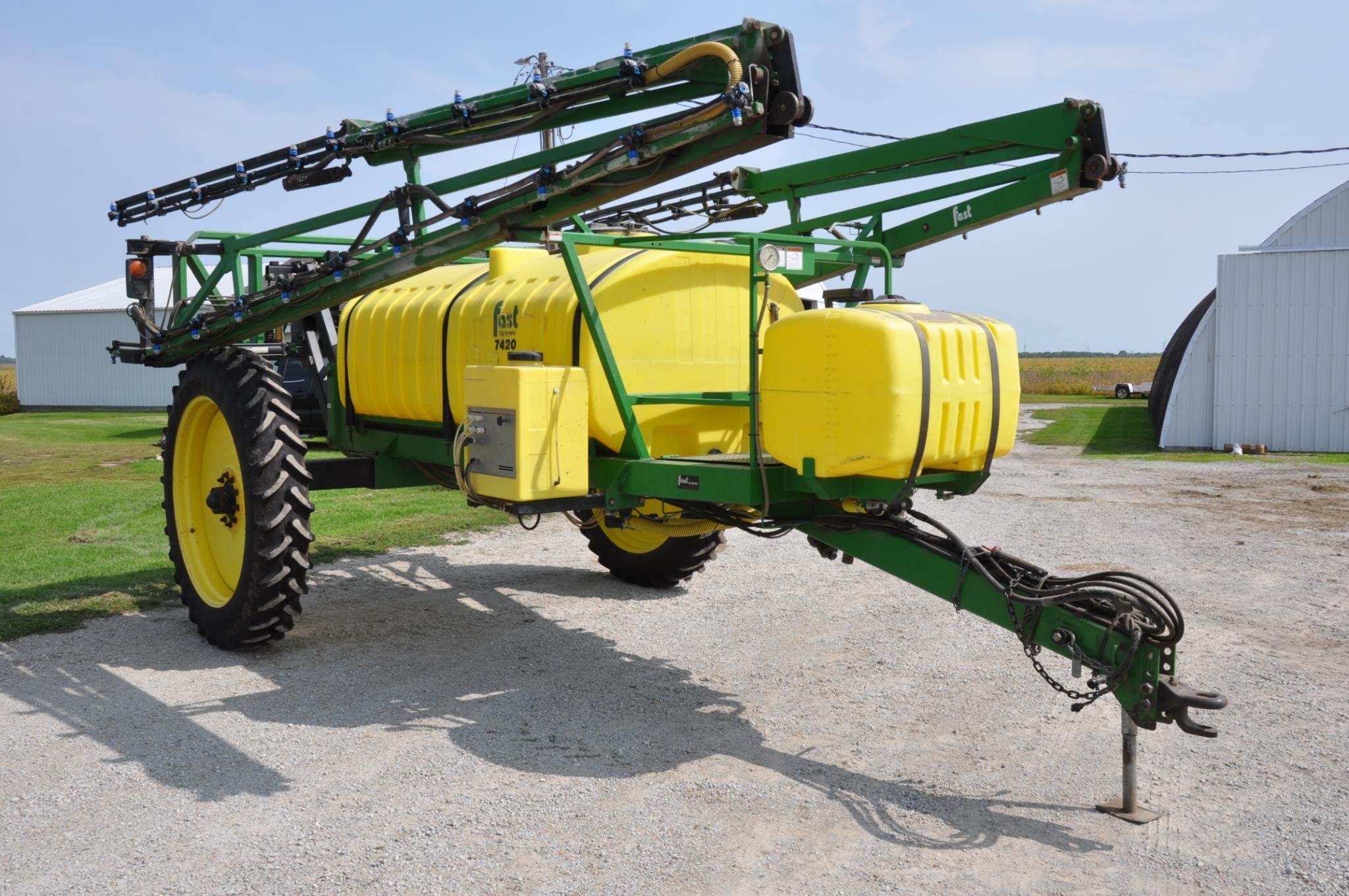 Fast 7420 pull-type sprayer