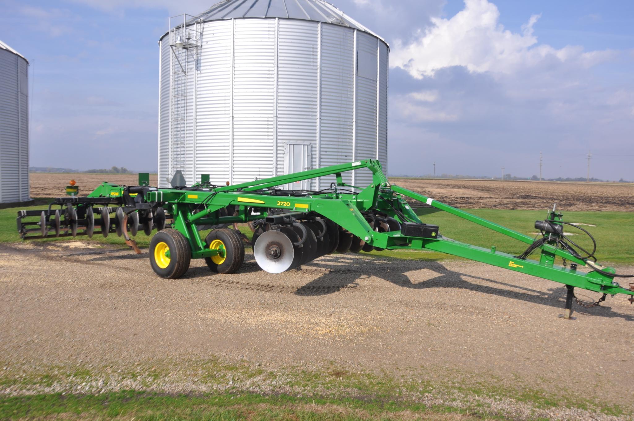 2014 John Deere 2720 5-shank disc-ripper