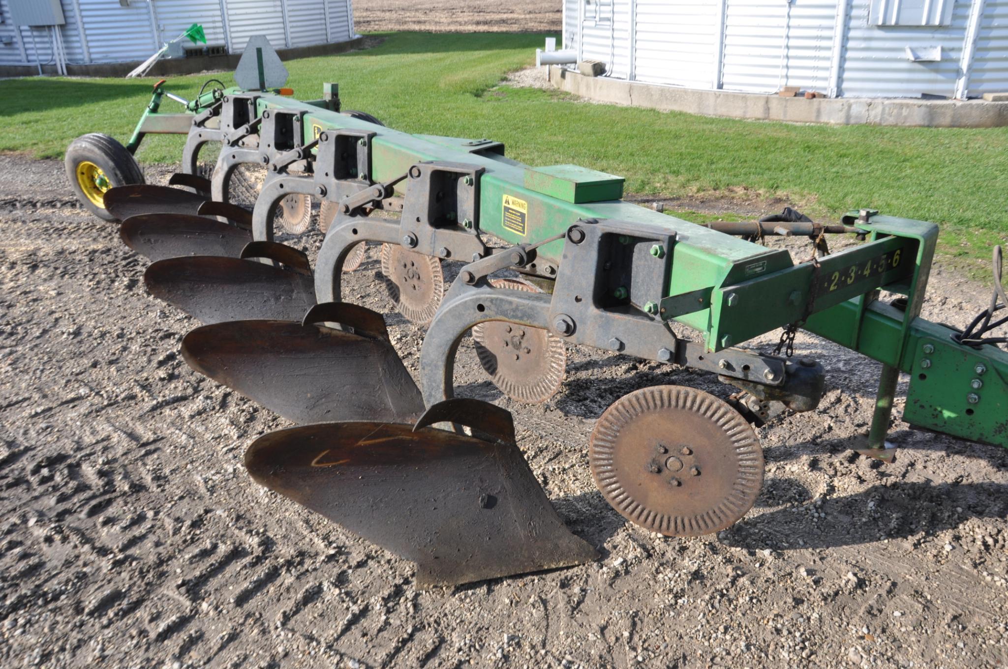 John Deere 2700 5-bottom plow