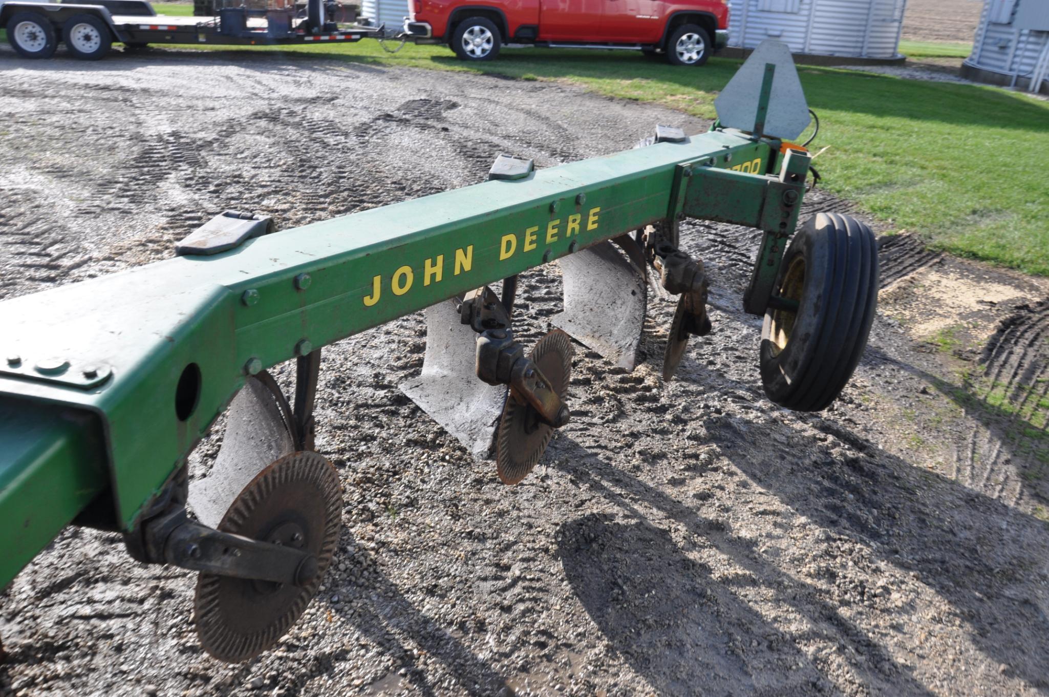 John Deere 2700 5-bottom plow