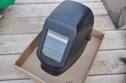 Auto darkening welding helment