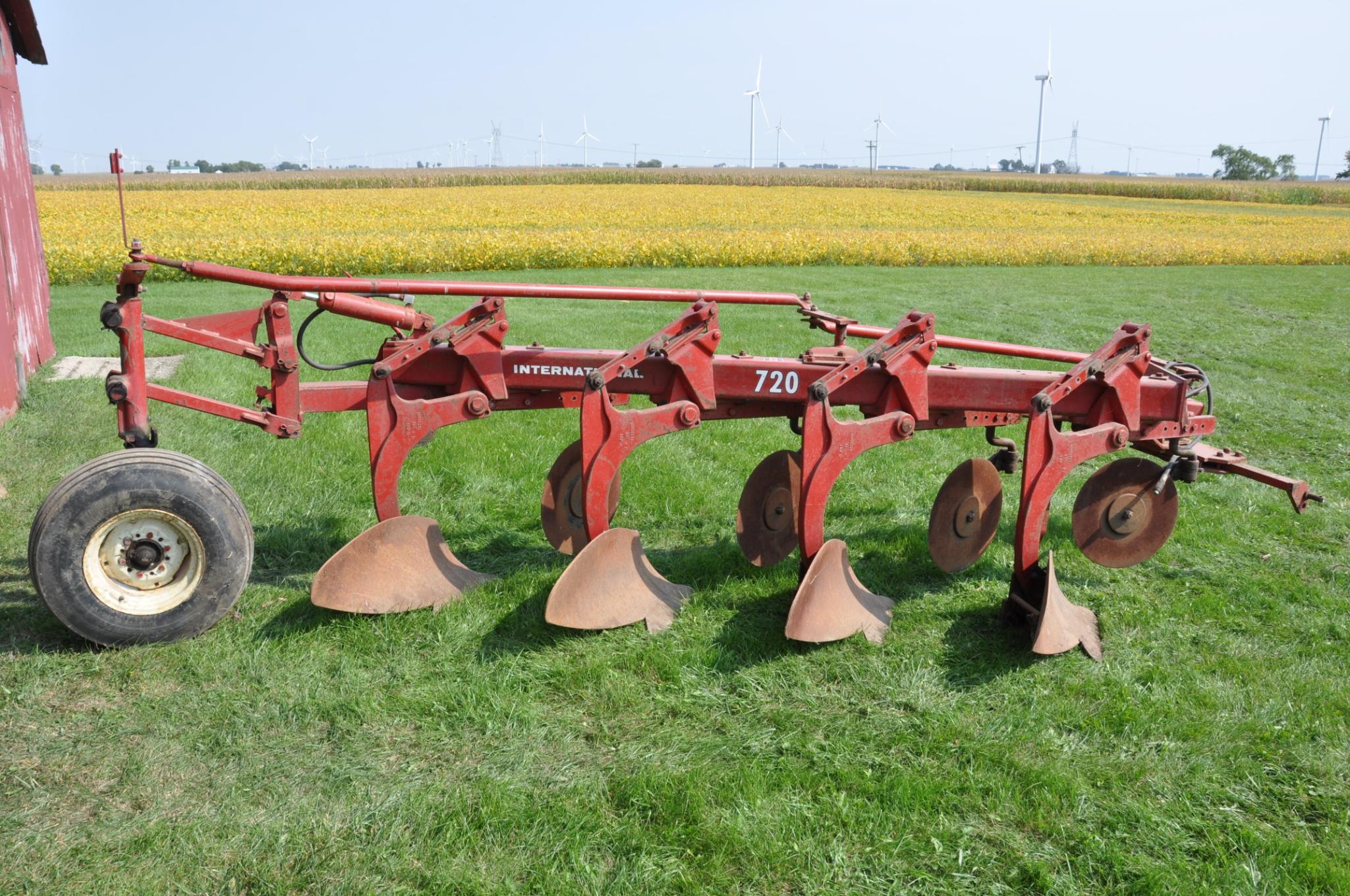 IH 720 4-bottom plow