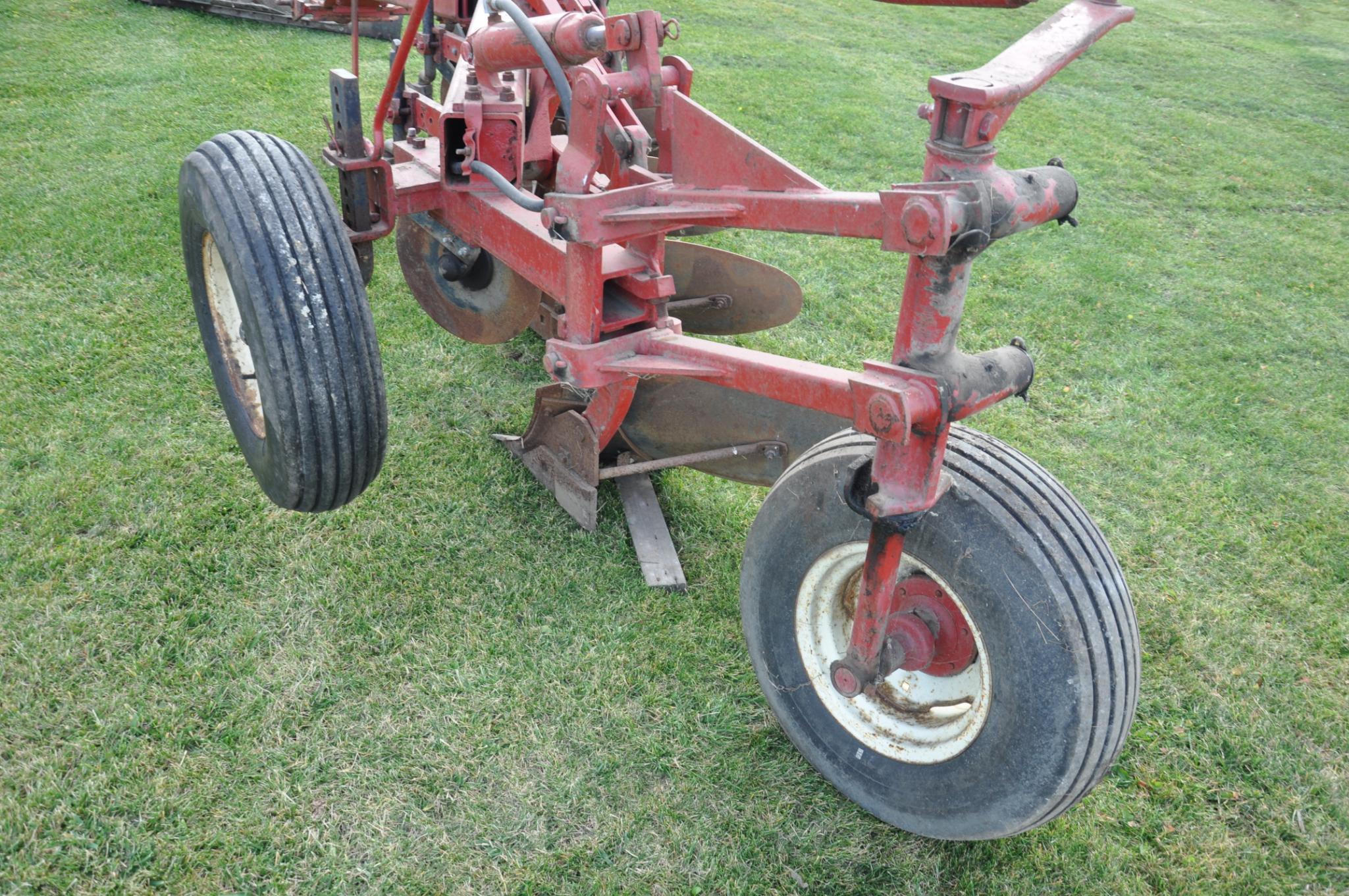 IH 720 4-bottom plow