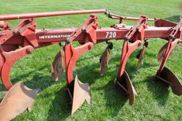 IH 720 4-bottom plow