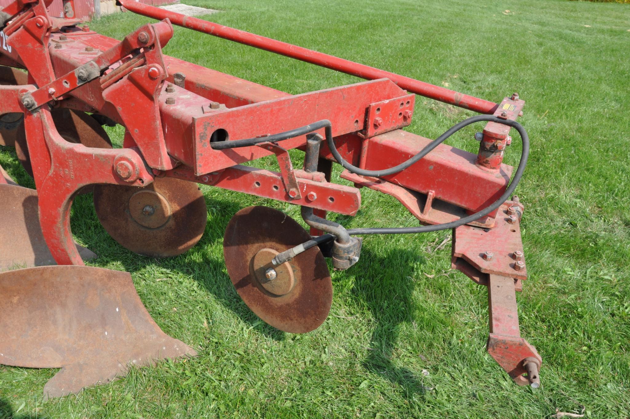 IH 720 4-bottom plow