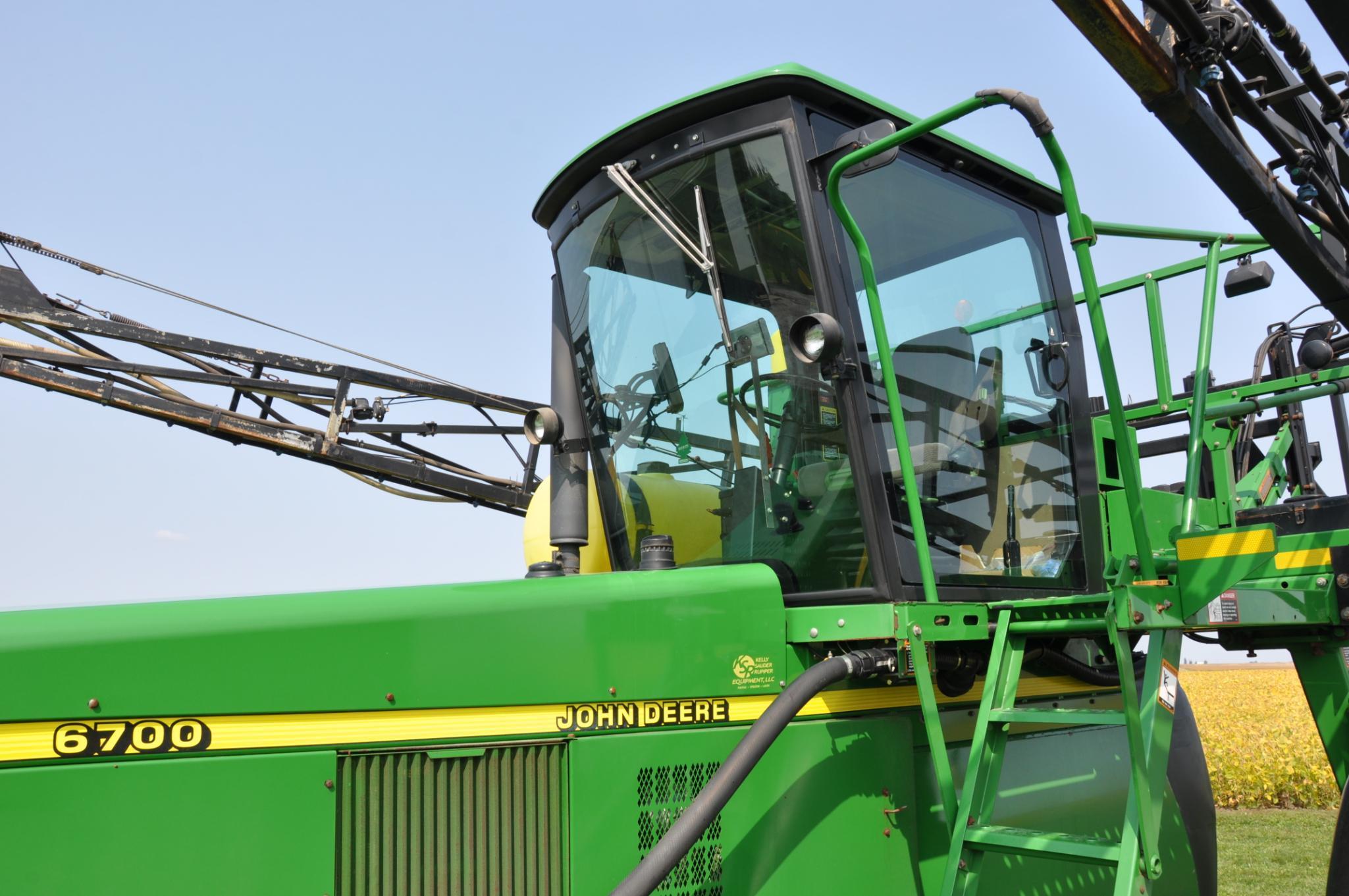 2007 John Deere 6700 self-propelled sprayer