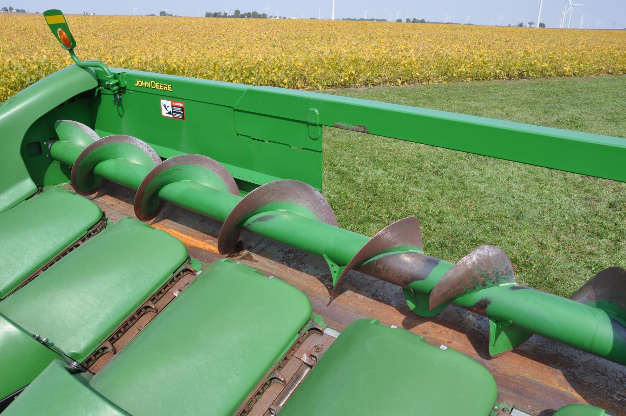 2009 John Deere 608C 8 row 30" corn head