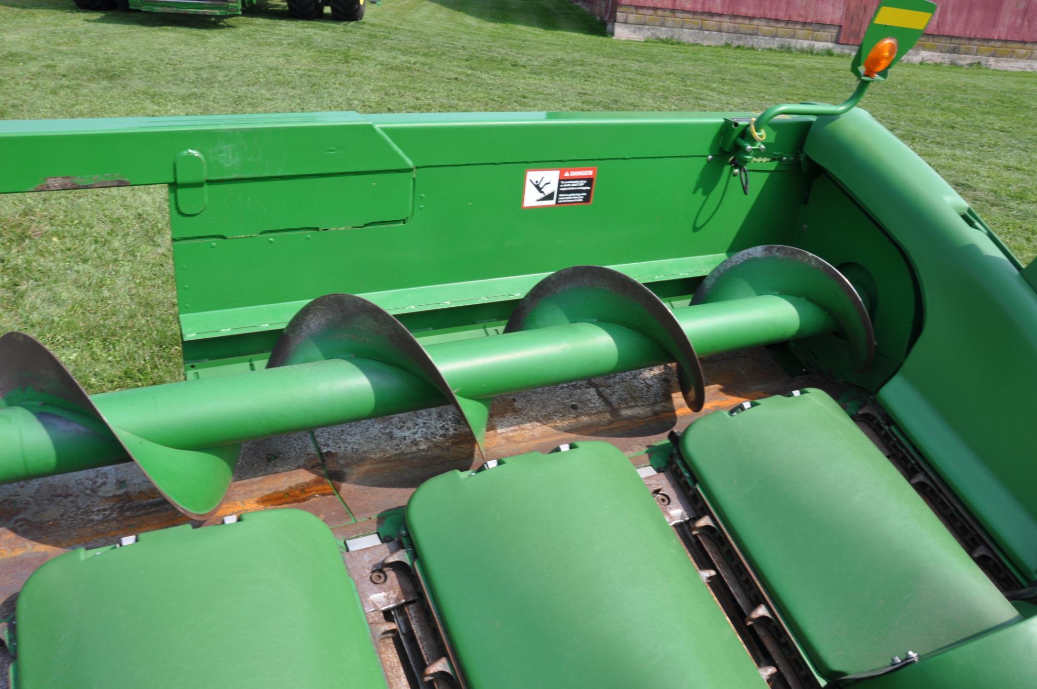 2009 John Deere 608C 8 row 30" corn head