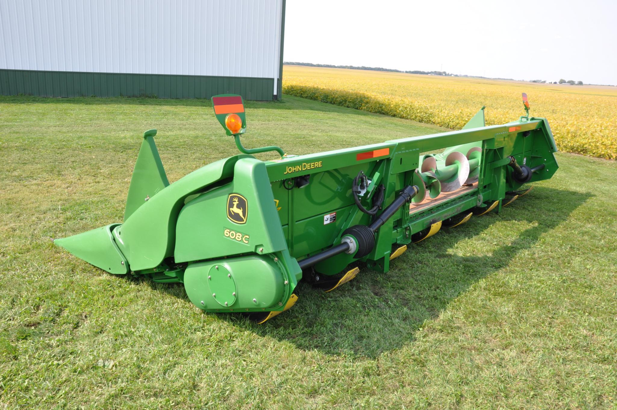 2009 John Deere 608C 8 row 30" corn head