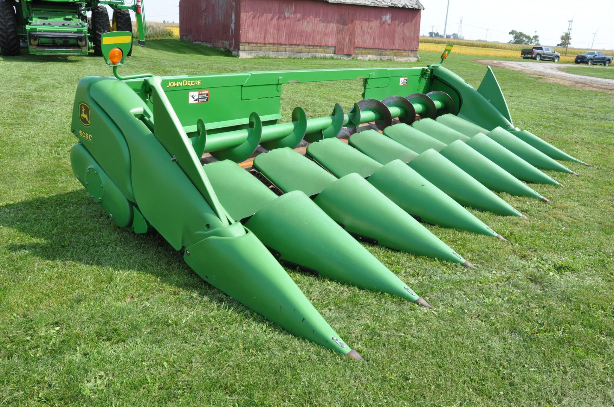 2009 John Deere 608C 8 row 30" corn head