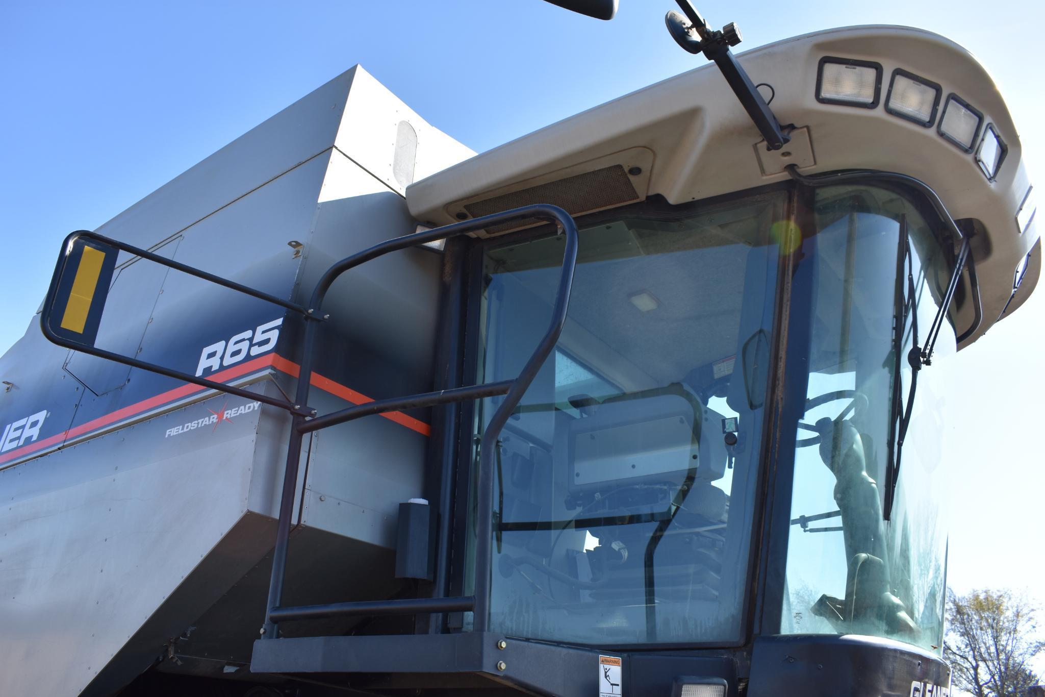 2005 Gleaner R65 4wd combine