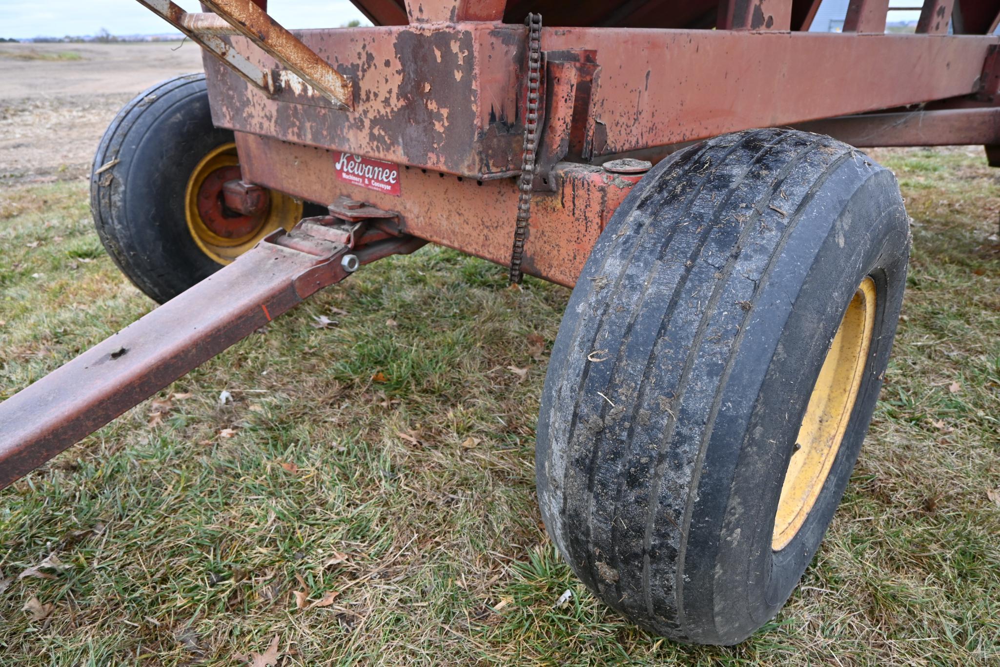 Lundell 250 bu. gravity wagon on Kewanee running gear