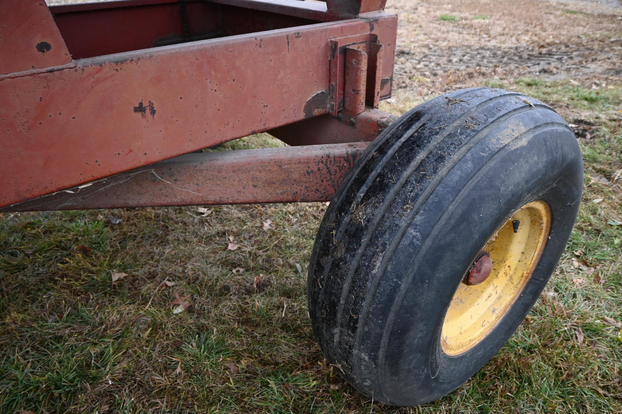 Lundell 250 bu. gravity wagon on Kewanee running gear