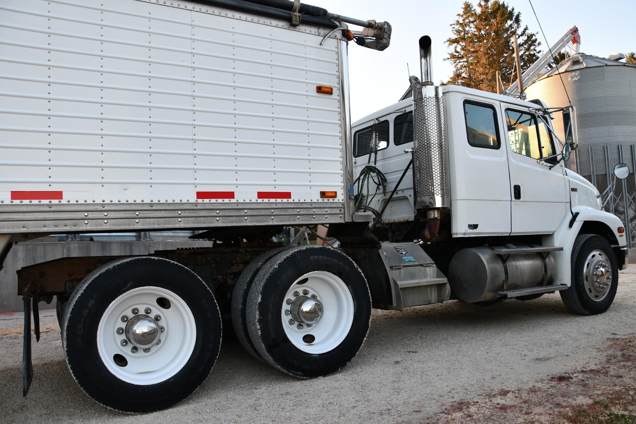 2000 Freightliner FL112 semi