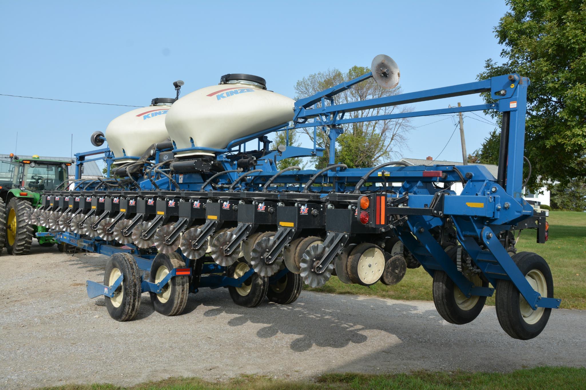 2010 Kinze 3660 16/31 planter