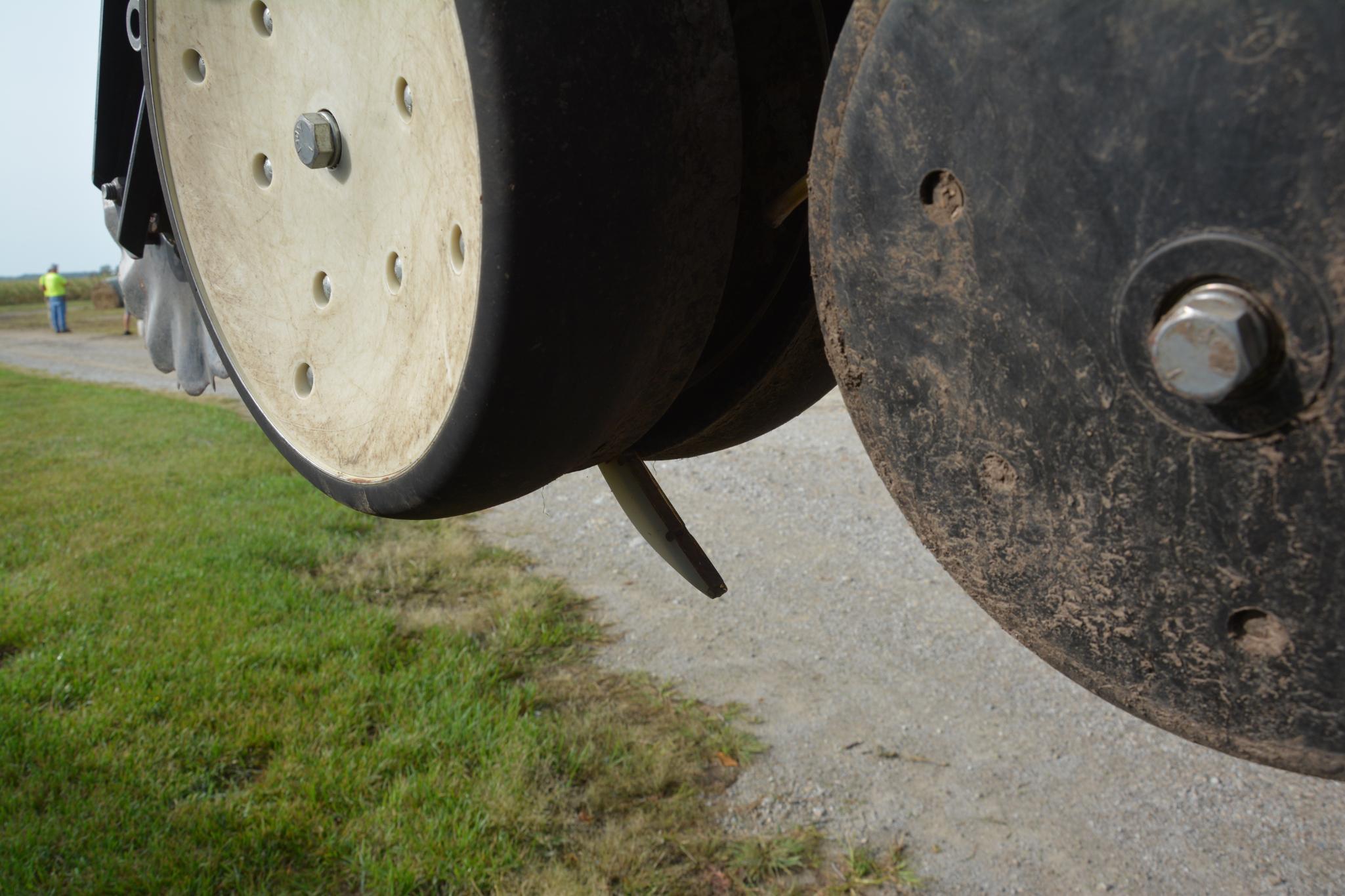 2010 Kinze 3660 16/31 planter