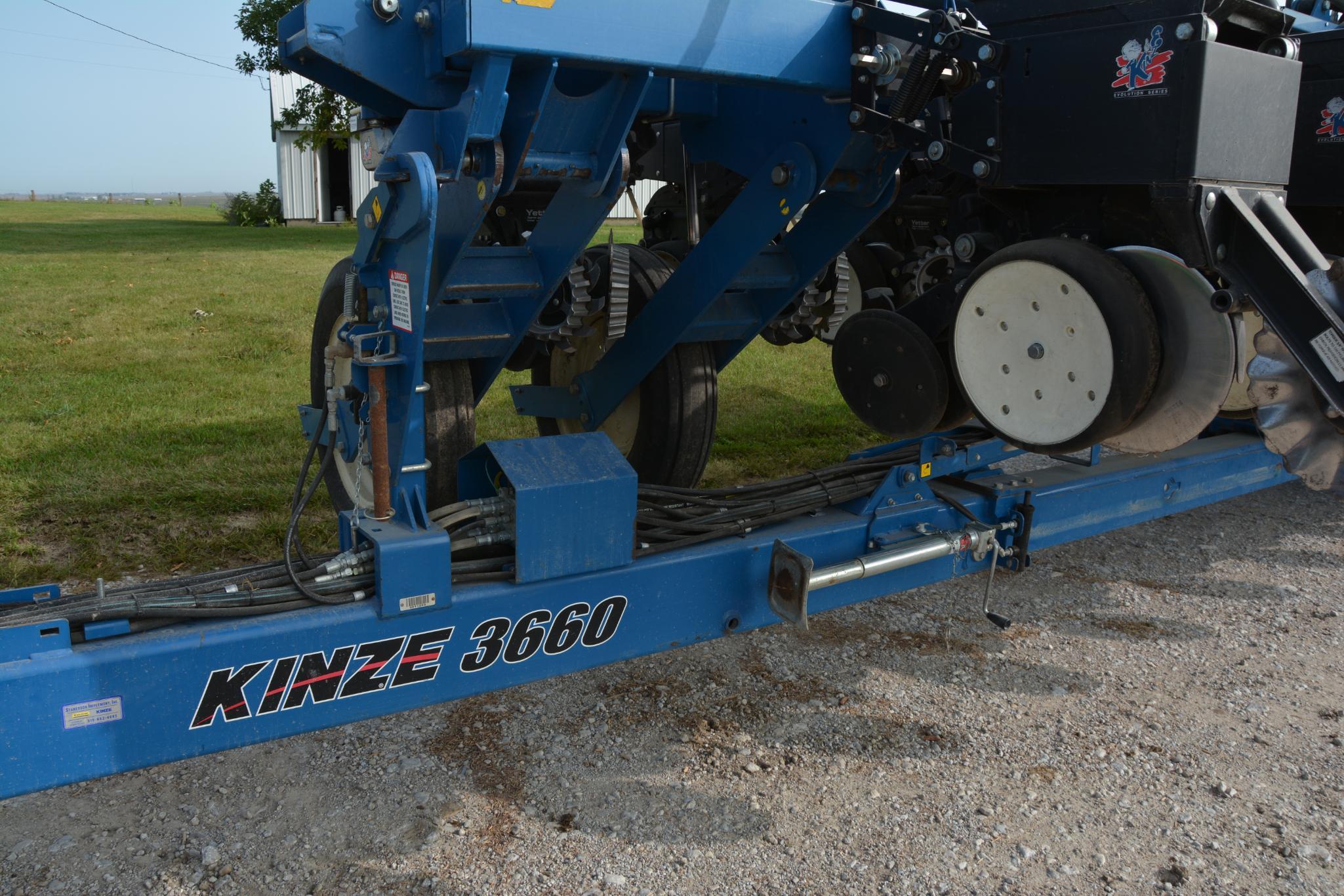 2010 Kinze 3660 16/31 planter