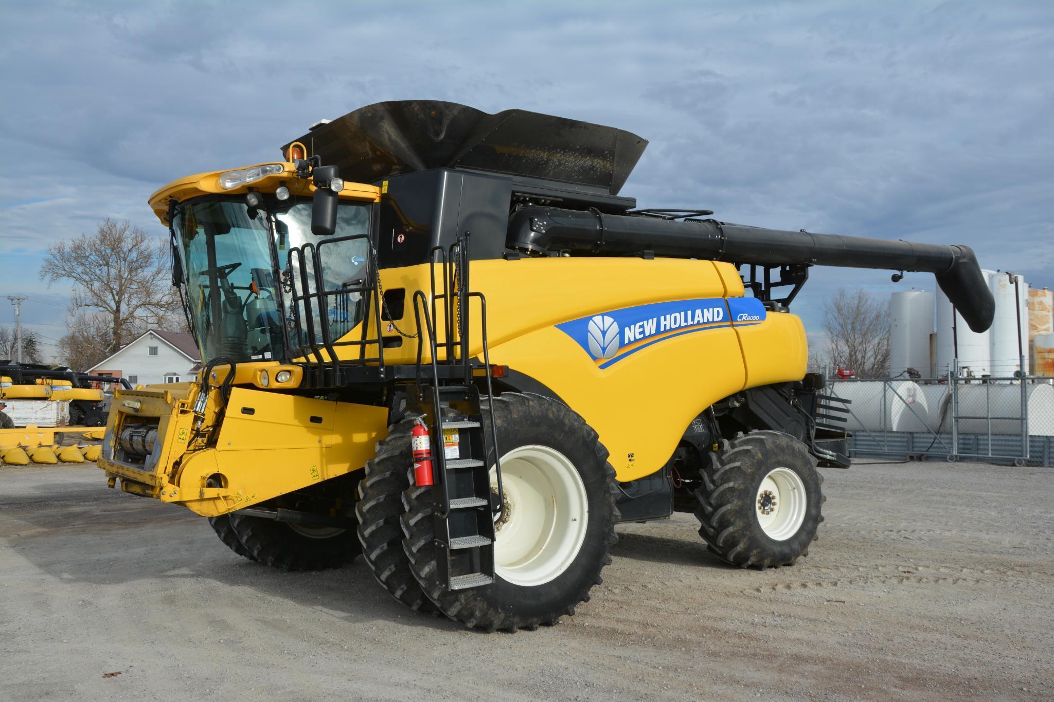2014 New Holland CR8090 4wd combine