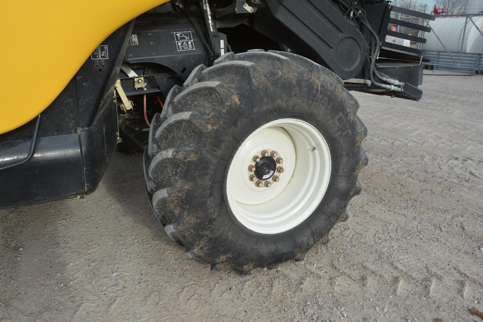 2014 New Holland CR8090 4wd combine