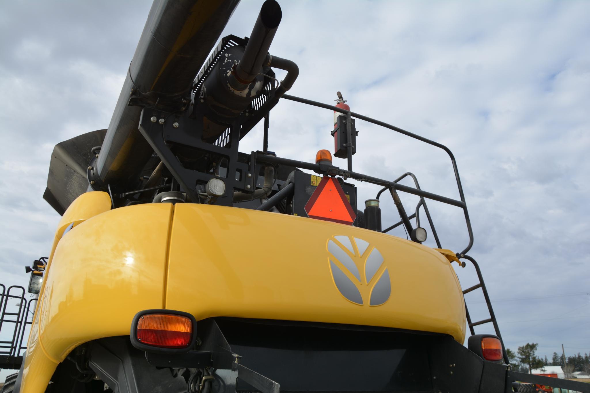 2014 New Holland CR8090 4wd combine