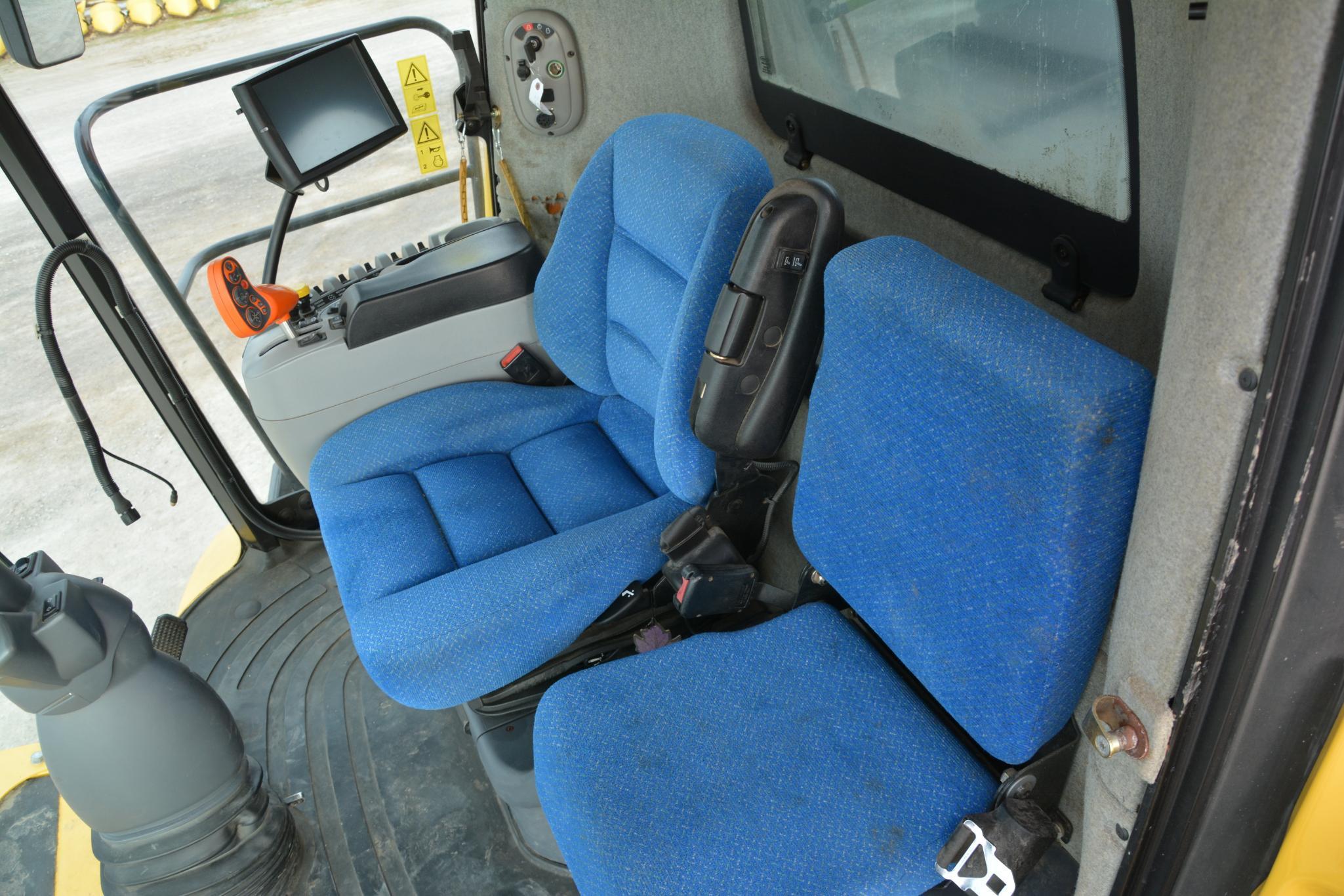 2014 New Holland CR8090 4wd combine