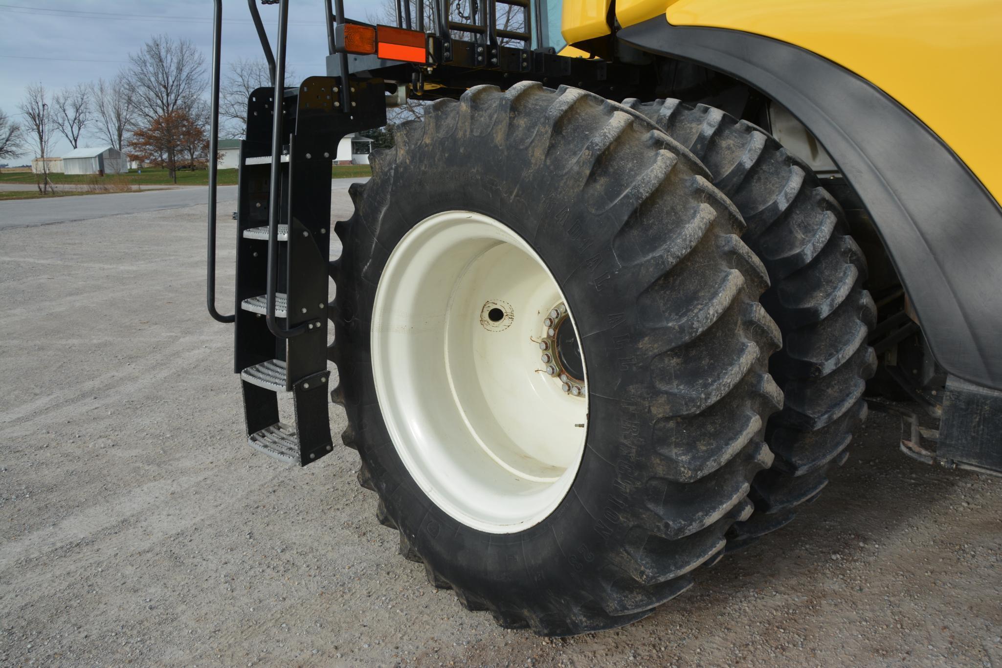 2014 New Holland CR8090 4wd combine