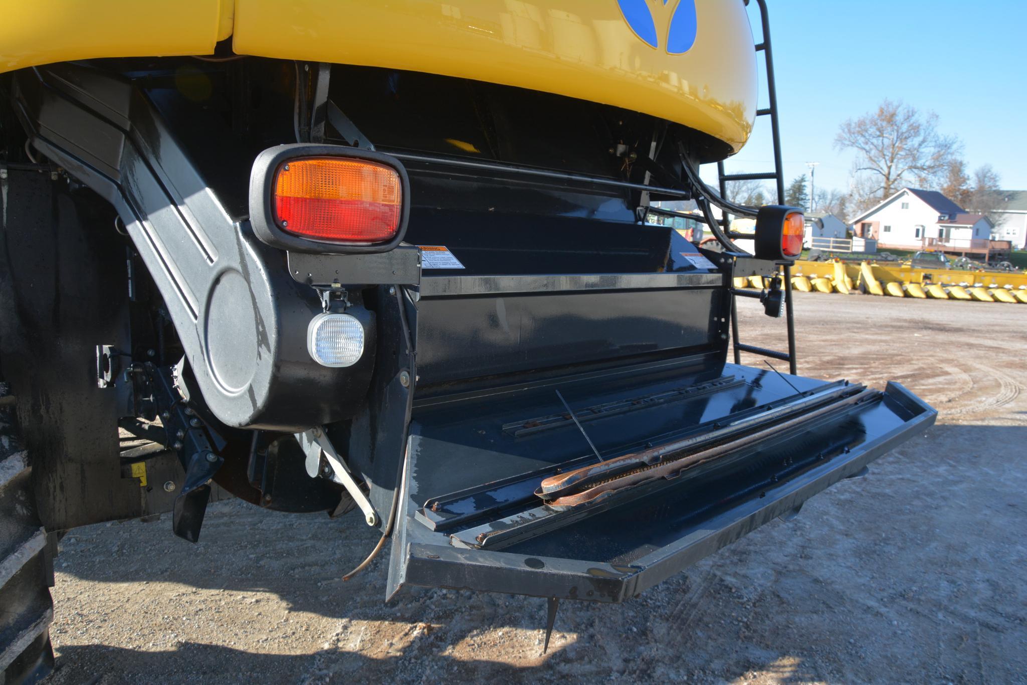 2010 New Holland CR9060 2wd combine