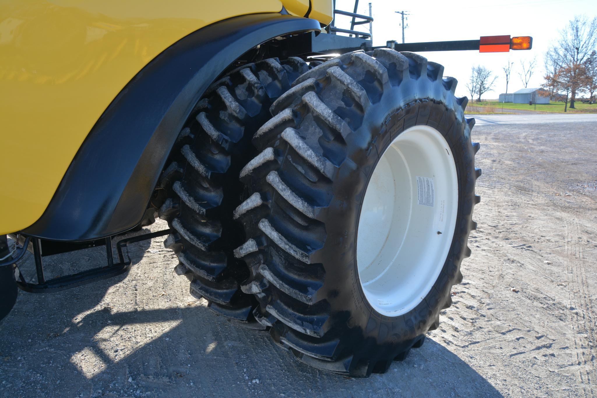 2010 New Holland CR9060 2wd combine