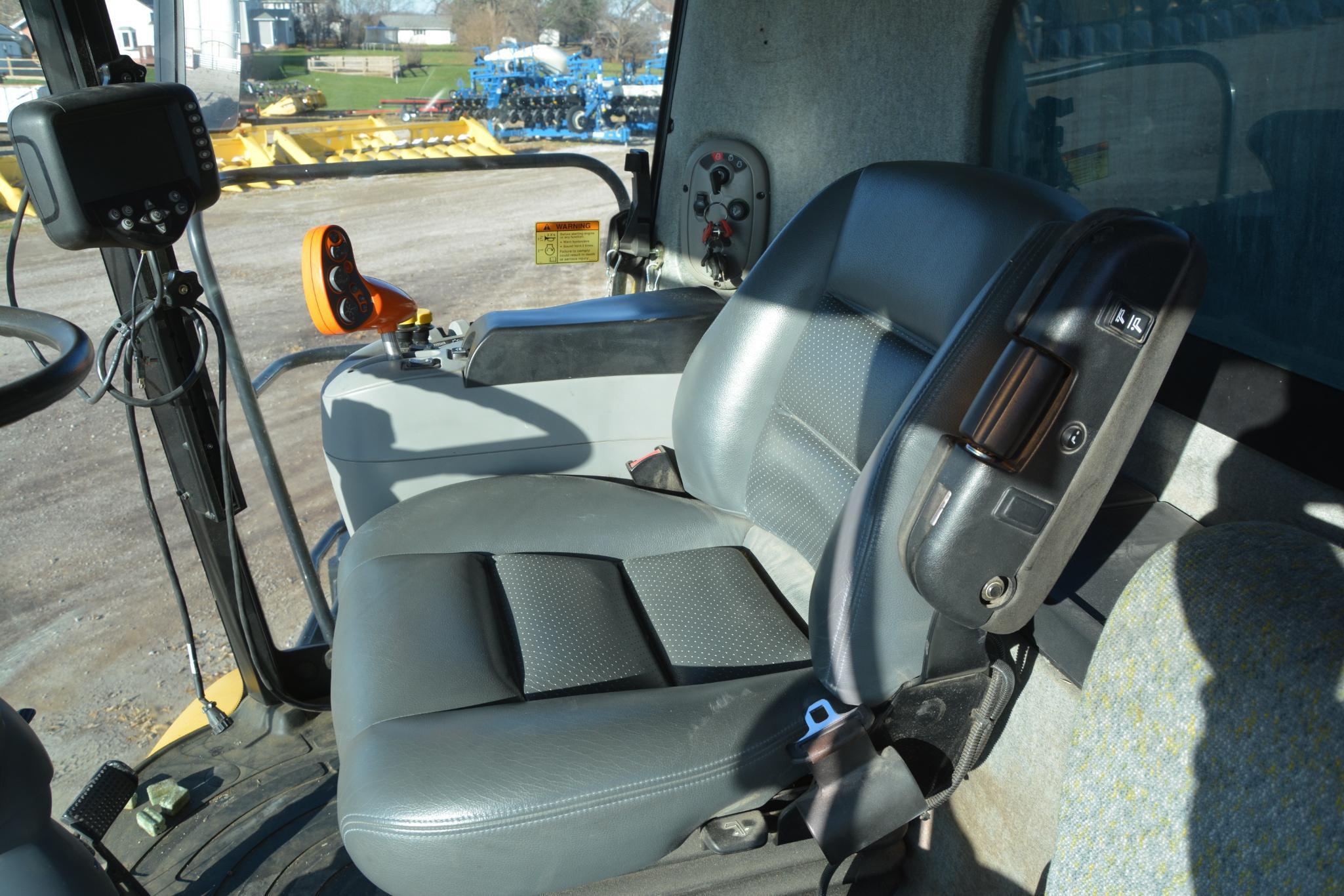 2010 New Holland CR9060 2wd combine