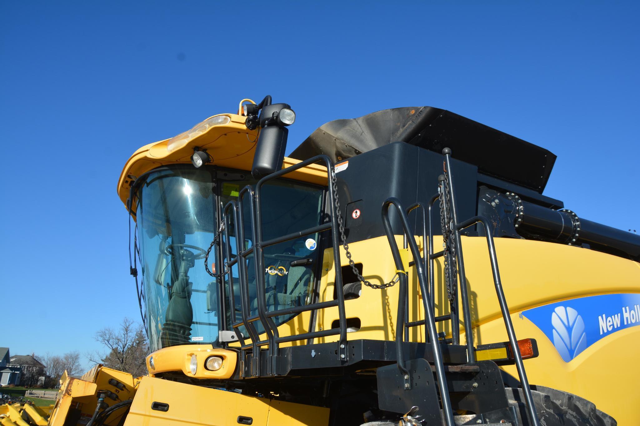 2010 New Holland CR9060 2wd combine